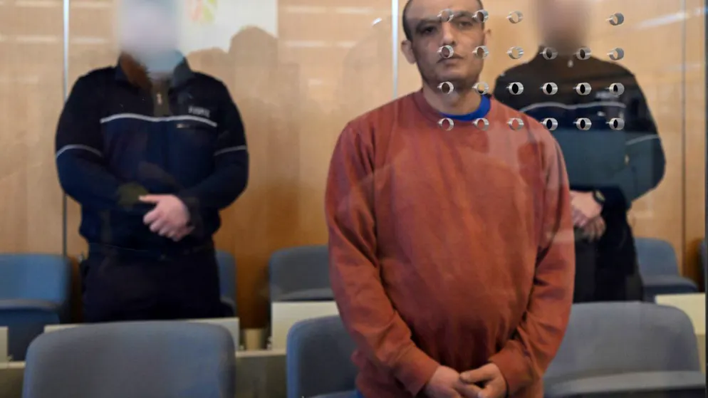 ARCHIV – Der Angeklagte Mahmoud M. (M) wartet auf den Beginn des Prozesses um einen mutmasslich islamistisch motivierten Messeranschlag auf Fussballfans in Bielefeld. Foto: Federico Gambarini/dpa