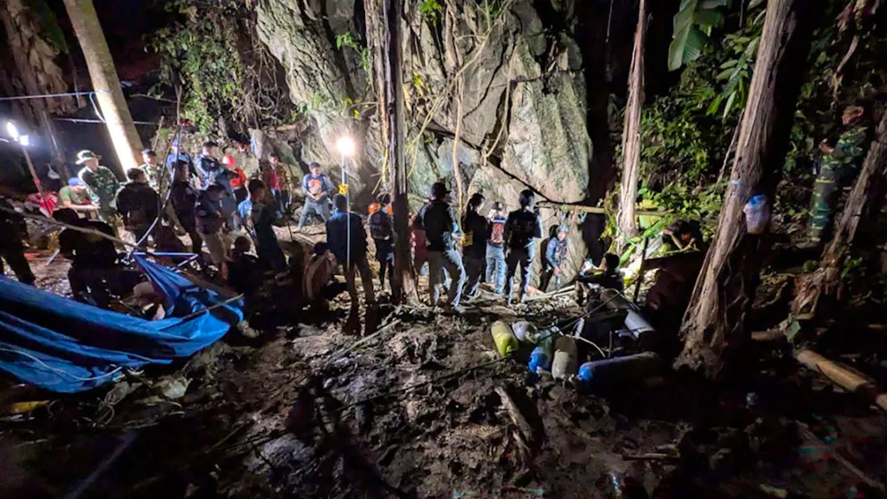 HANDOUT – Die Rettungsteams sind bei der Arbeit, um die in einer Höhle in der Provinz Xaisomboun eingeschlossenen Menschen zu evakuieren. Foto: Josh Richards/dpa – ACHTUNG: Nur zur redaktionellen Verwendung im Zusammenhang mit der aktuellen Berichterstattung und nur mit vollständiger Nennung des vorstehenden Credits