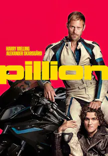 Une affiche de film verticale sur un fond rouge vif. En haut, Alexander Skarsgård, vêtu d'une combinaison de moto en cuir blanc, noir et bleu, regarde intensément vers l'avant tout en s'appuyant sur une moto noire. En bas à droite, Harry Melling est assis par terre en veste de cuir sombre, la main de Skarsgård posée sur sa tête. Le titre 
