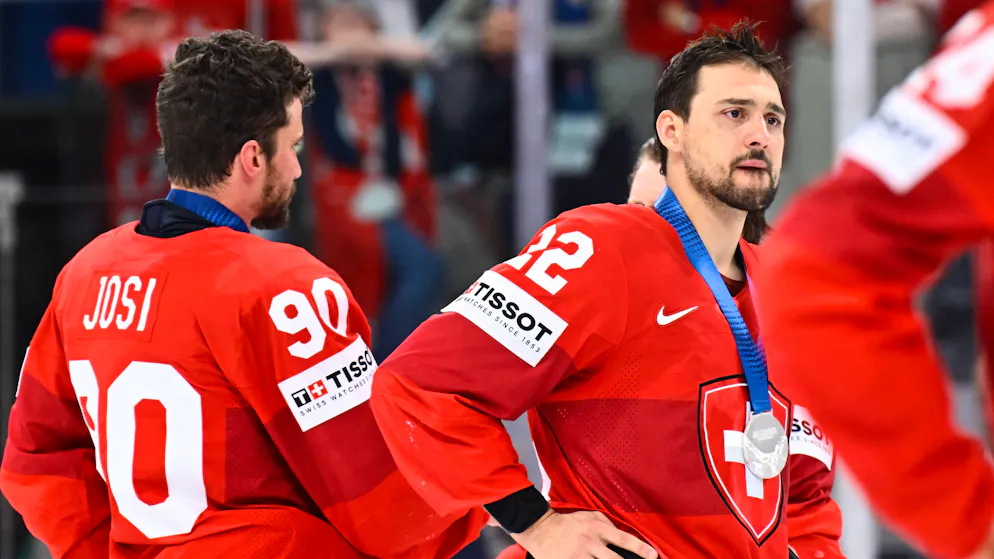 Captain Roman Josi und Nino Niederreiter wieder nur mit Silebr um den Hals. 