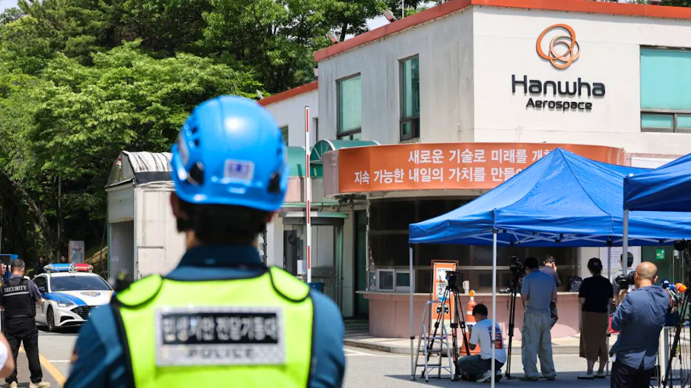 Der Eingang einer Anlage von Hanwha Aerospace wird nach einer Explosion kontrolliert. Foto: Kim Geum-bo/Newsis/AP/dpa