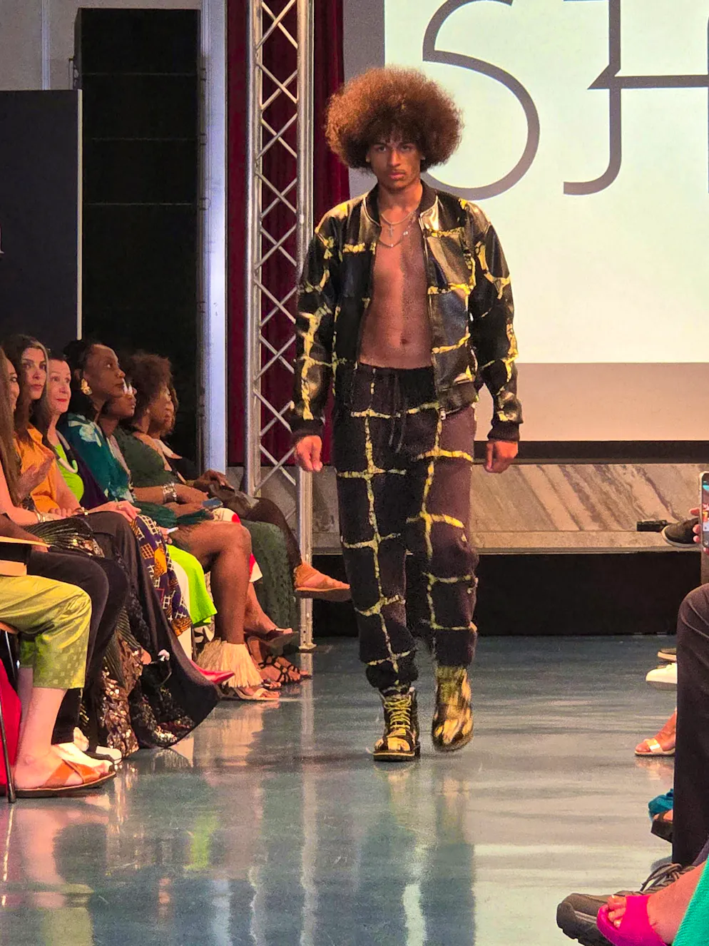 African Fashion Night 2026. Die Kollektion «Fire» von Shayo ist inspiriert vom inneren Feuer, der Energie und der Entschlossenheit, die die Menschen in Lagos, Nigeria, ausstrahlen.