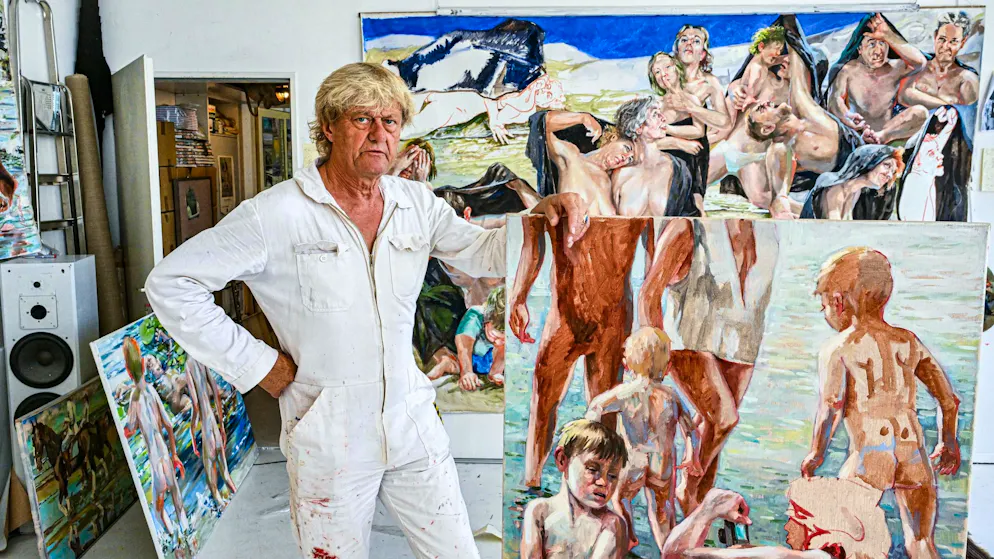 Sigurd Wendland in his studio in Berlin - behind him is the painting that is causing a stir in Zurich. (archive picture)