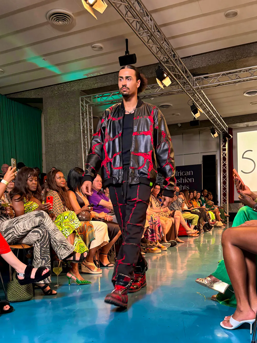 African Fashion Night 2026. Das Flammenmuster wird von einem Kunsthandwerker in Lagos handgefertigt.