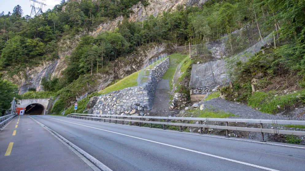 Die Axenstrasse wird in Gumpisch mit Dämmen und Netzen gegen Steinschlag gesichert und überwacht. (Archivaufnahme)
