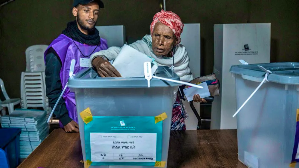 An Ethiopian woman casts her vote at a polling station during the parliamentary elections. Photo: Amanuel Sileshi/AP/dpa