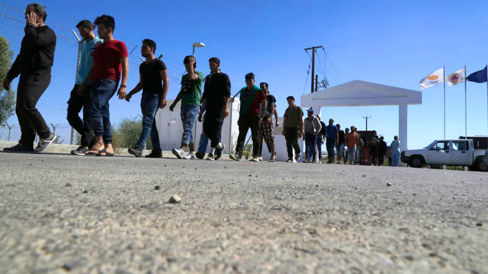 Les migrants qui viennent en Europe- ici des Syriens arrivant à Chypre – pourraient se retrouver dans des centres dans des Etats hors de l'UE. Le compromis trouvé lundi soir doit encore être voté une fois par le Parlement européen et les Etars membres.