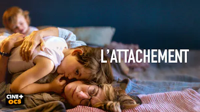 Une affiche au format paysage montrant une femme à lunettes allongée sur un lit, serrant tendrement un jeune enfant contre elle. Un autre enfant en bas âge est visible en arrière-plan à gauche. Sur la droite, le titre 