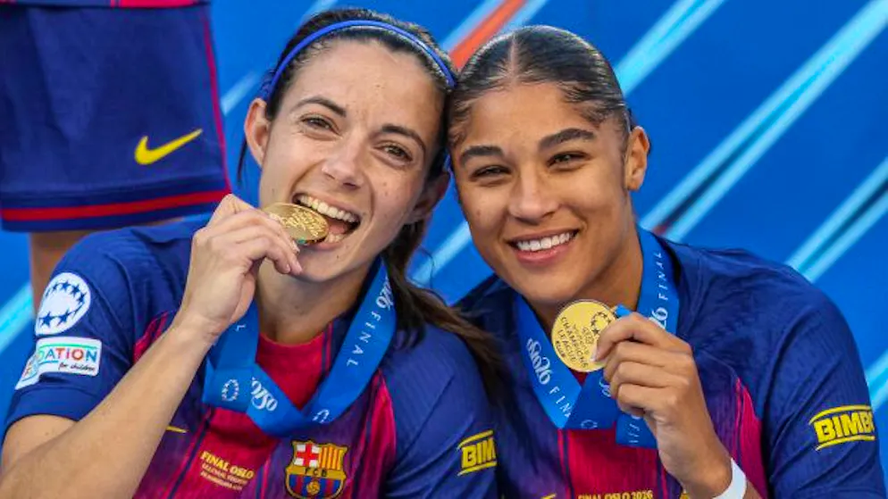 Sydney Schertenleib (rechts) feiert an der Seite von Aitana Bonmati den Gewinn der Champions League.