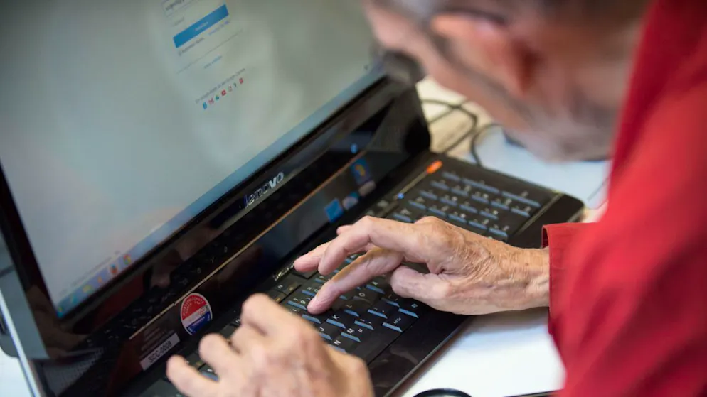 Die digitale Teilhabe in der Schweiz ist im internationalen Vergleich hoch. Doch ältere Menschen und Personen mit tieferem Bildungsstand das Nachsehen. (Archivbild)