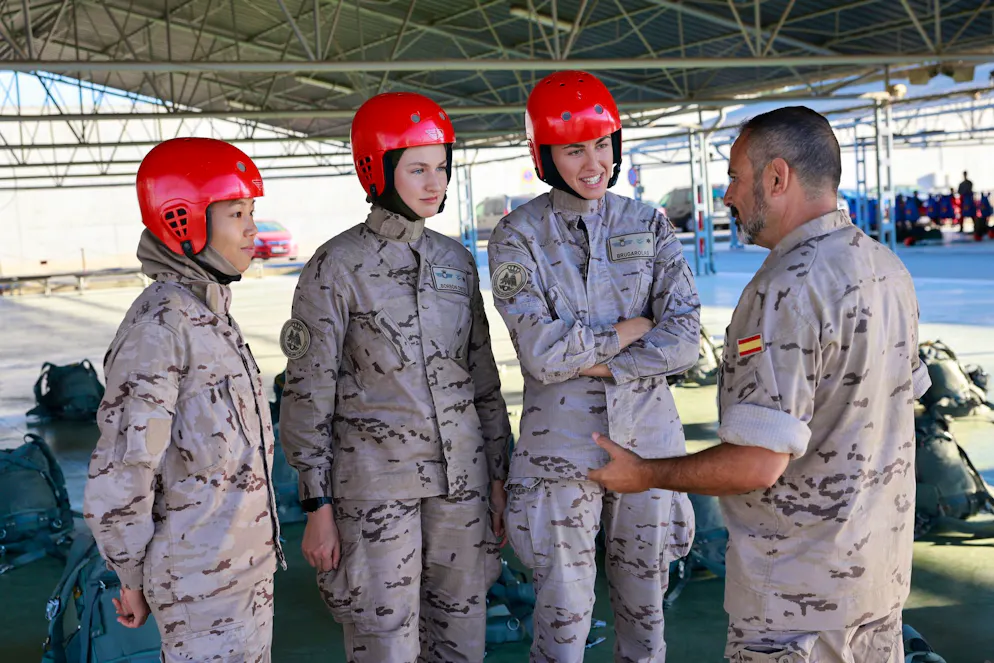 Spaniens Kronprinzessin ist jetzt auch Fallschirmjägerin – Gallery. Spaniens Kronprinzessin Leonor (Mitte) befindet sich in der Endphase ihrer dreijährigen militärischen Ausbildung.