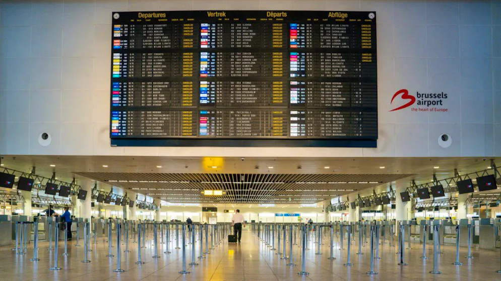 ARCHIV – Einige Passagiere auf dem Brüsseler Flughafen während eines nationalen Streiks im Oktober 2025. Foto: Marius Burgelman/Belga/dpa