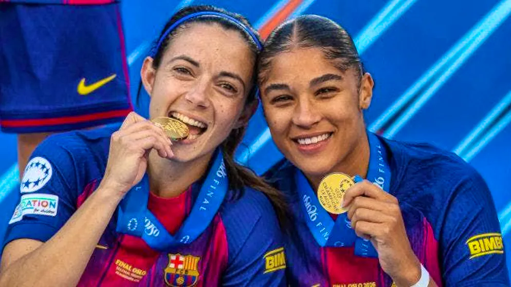 Sydney Schertenleib (right) celebrates winning the Champions League alongside Aitana Bonmati.