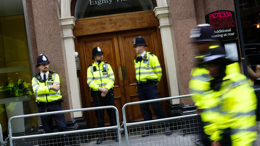 «Je n'arrive pas à respirer». Ils menottent une victime poignardée à mort : la police britannique vivement critiquée
