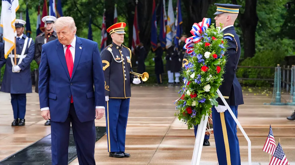 Sein Krieg gegen den Iran läuft nicht so, wie erwünscht: Donald Trump legt am 25. Mai in Arlington, Virginia, einen Kranz am Grab des unbekannte Soldaten nieder.