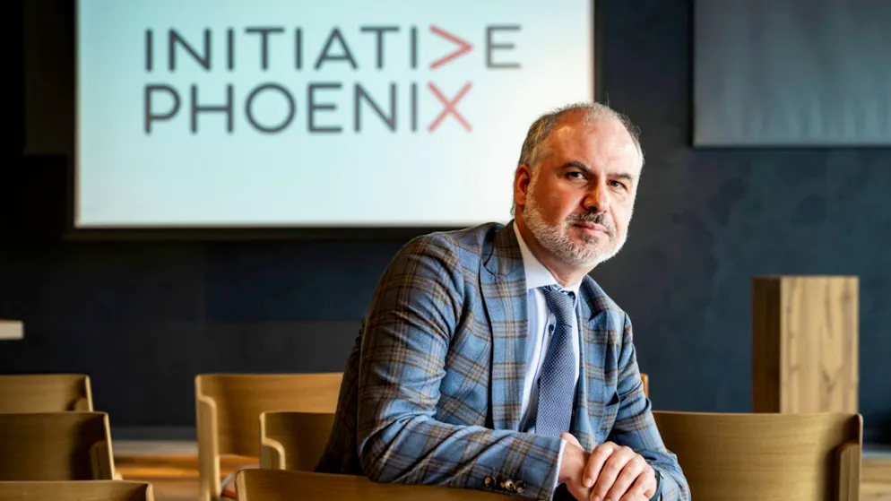 Le Dr. belge Johann Wary, spécialiste en chirurgie plastique, est le président de l'association de l'Initiative Phoenix.