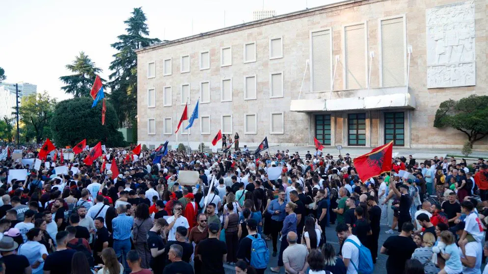 «L'Albanie n'est pas à vendre». Des milliers de manifestants s'opposent à un projet du gendre de Trump