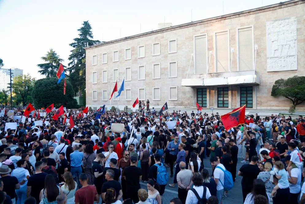 Dans le cortège, on pouvait voir des pancartes sur lesquelles il était écrit «l'Albanie n'est pas à vendre» ou «Ivanka go home».