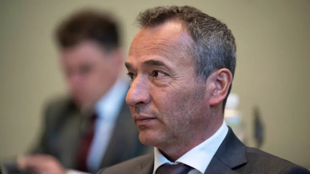 Il ministro grigionese delle finanze, Martin Bühler (PLR), non vede la necessità di apportare modifiche significative alla perequazione finanziaria cantonale. Secondo il Governo il sistema in linea di massima funziona.