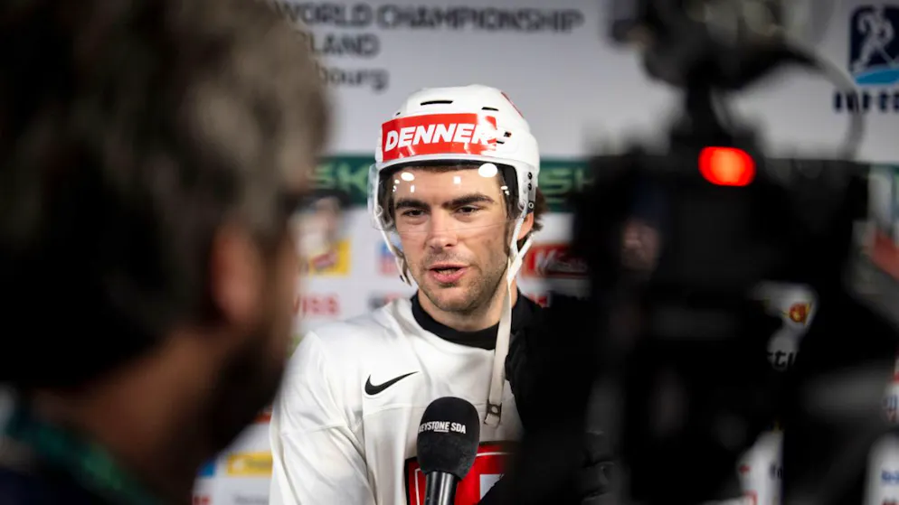 Nico Hischier steht auch nach der bitteren Niederlage Keystone-SDA Red und Antwort (Archivaufnahme zu WM-Beginn)