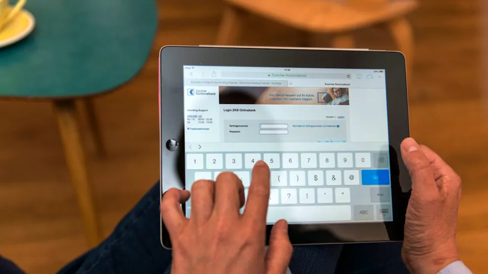 In un rapporto pubblicato oggi dall'Ufficio federale di statistica (UST), sono stati soprattutto esaminati le competenze e l'utilizzo dell'e-banking e dell'intelligenza artificiale (IA)