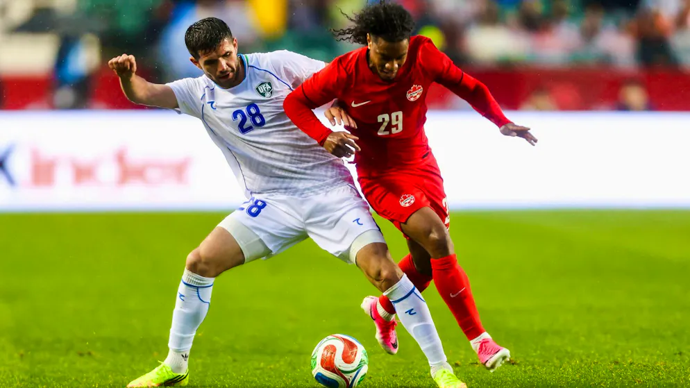 Jayden Nelson (en rouge) a inscrit le deuxième but canadien face à l'Ouzbékistan.