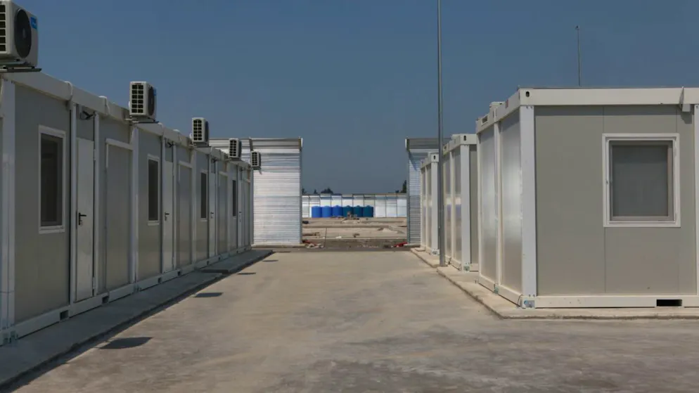 ARCHIV – Bei Bauarbeiten in einem Lager in Albanien sind neu errichtete Wohncontainer zu sehen. Foto: Alketa Misja/dpa