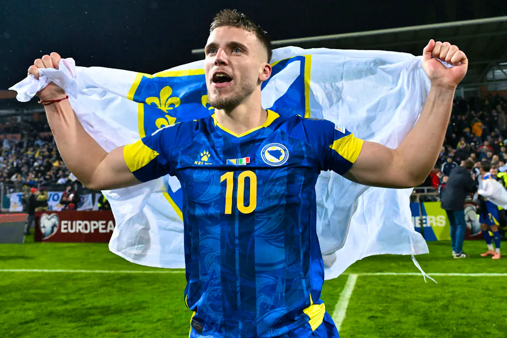 These are the jerseys of the World Cup participants. Ermedin Demirovic celebrates the World Cup qualifiers in the home jersey of Bosnia-Herzegovina.