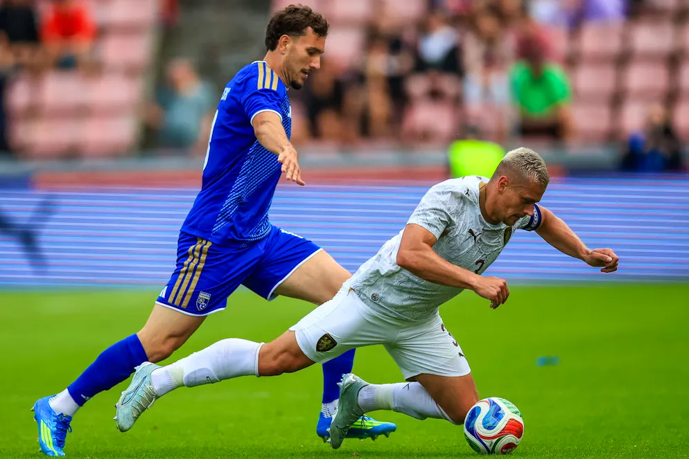 Nouveau maillot, même ambition : Valmir Matoshi (à gauche) s'arrache face au Tchèque Tomas Holes pour sa première avec le Kosovo.