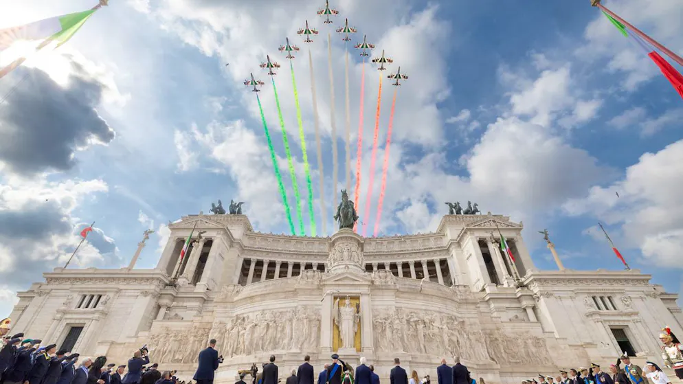 Die italienische Kunstflugstaffel «Frecce Tricolore» sprüht anlässlich des 80. Jahrestages der italienischen Republik die italienischen Farben an den Himmel. Foto: Paolo Giandotti/Quirinale/IPA via ZUMA Press/dpa