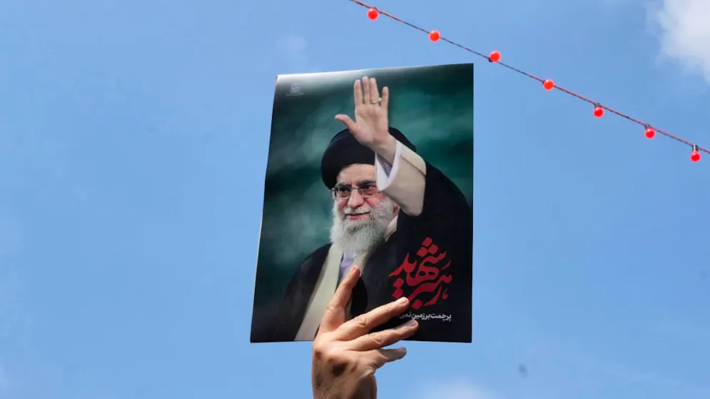 ARCHIV – Eine Frau hält ein Poster des verstorbenen iranischen Obersten Führers Ajatollah Ali Chamenei in die Höhe. Foto: Vahid Salemi/AP/dpa