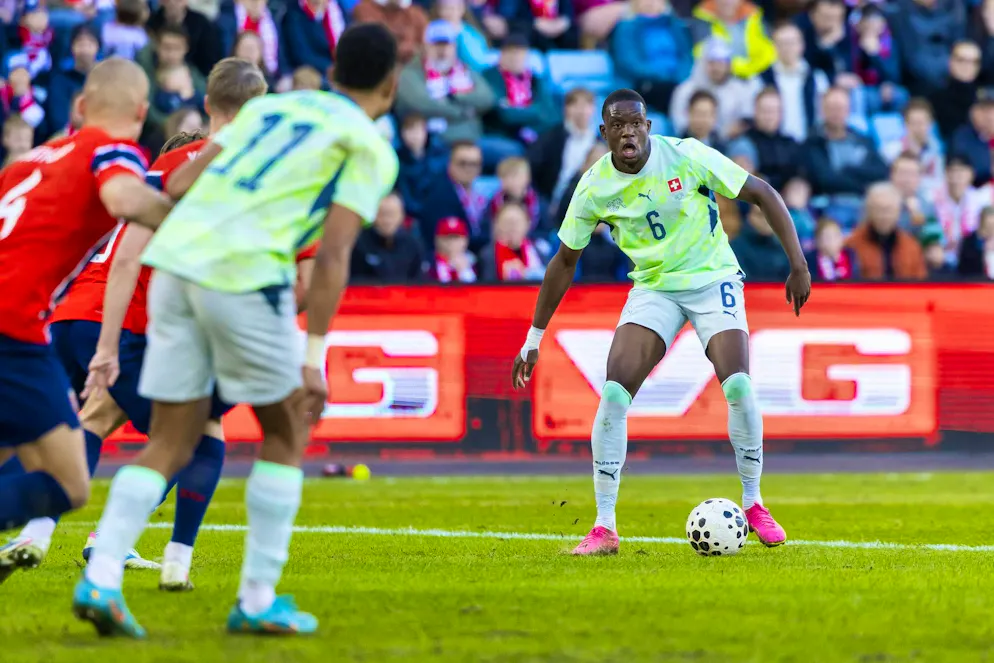 These are the jerseys of the World Cup participants. Denis Zakaria wears the away jersey of the national team in the test match against Norway.