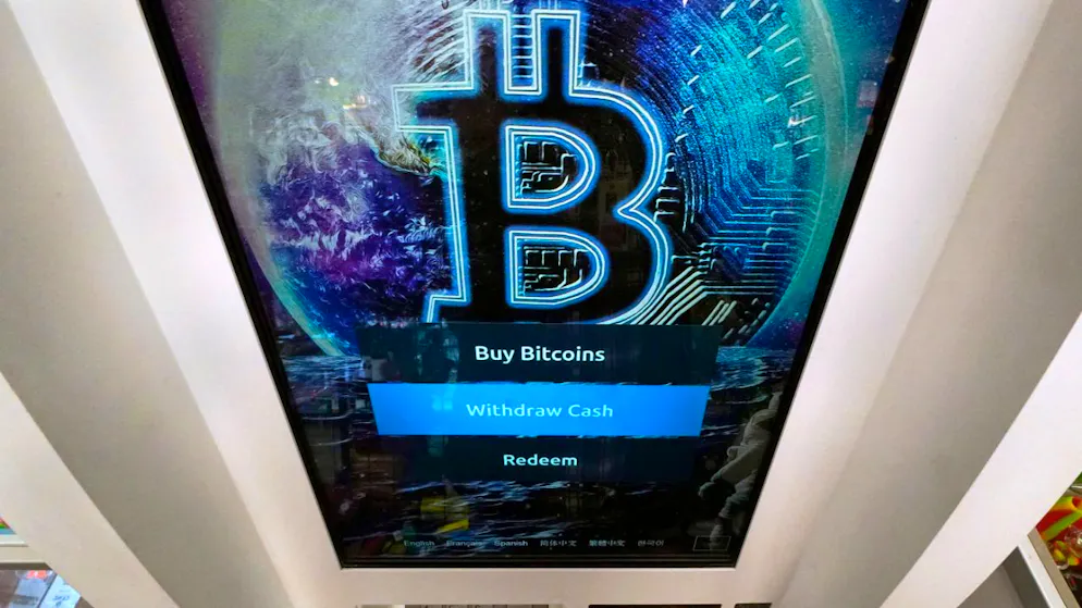 Der Bitcoin-Kurs steht unter Druck – im Bild ein Verkaufsautomat in den USA. (Archivbild)