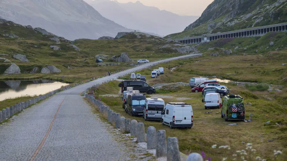 Il campeggio selvaggio è ampiamente praticato, ad esempio sul passo del San Gottardo.