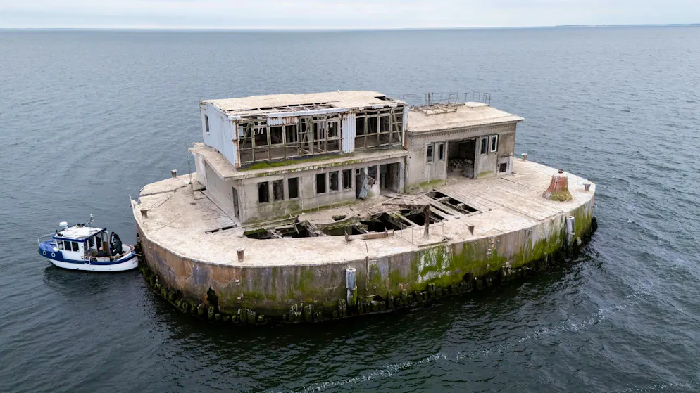 Mit Vogelkot und Rost: Mini-Insel vor Rügen wird versteigert – Gallery. Den Zustand des Gebäudes beschreibt das Auktionshaus als «marode».