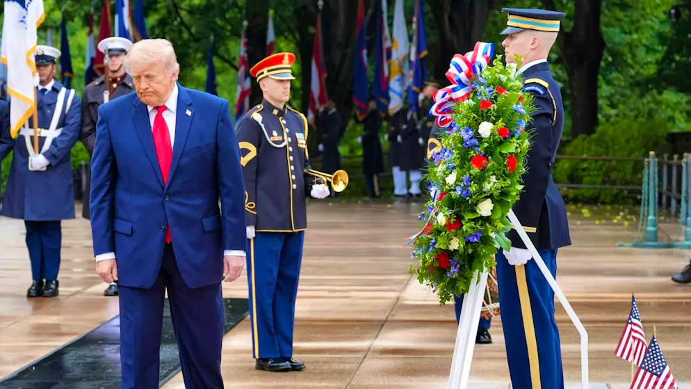 La sua guerra contro l'Iran non sta andando come previsto: Donald Trump depone una corona di fiori sulla tomba del milite ignoto ad Arlington, in Virginia, il 25 maggio.