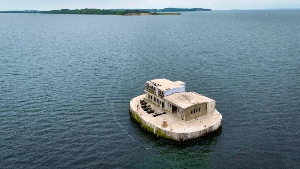With bird droppings and rust: Mini island off the coast of Rügen to be auctioned - Gallery. The artificial island is located in the Greifswalder Bodden, south-east of the island of Rügen.