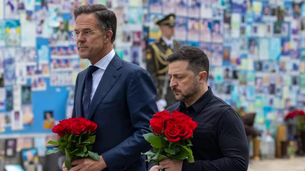 Le président ukrainien Volodymyr Zelensky (à dr.) et le secrétaire général de l'OTAN Mark Rutte ont aussi déposé des fleurs devant le Mur du Souvenir, près de la cathédrale Saint-Michel à Kiev.