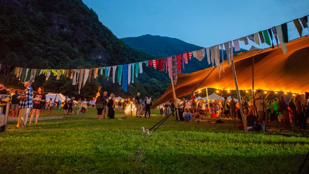 Il Grin Festival ha luogo su un'altura vicina a Roveredo in Mesolcina. Musica etnica e artisti internazionali caratterizzano l'evento che ha luogo da nove anni.