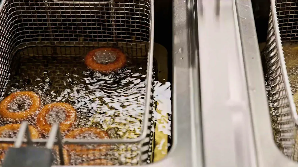 HVO kann zum Beispiel aus altem Frittieröl hergestellt werden.