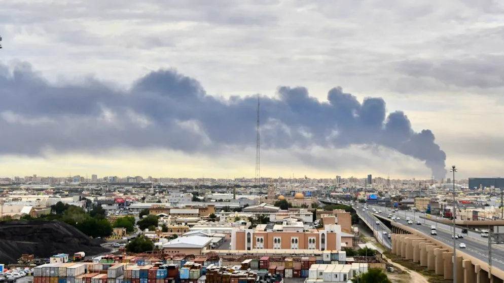 ARCHIV – Rauch steigt aus dem internationalen Flughafen von Kuwait nach einem Drohnenangriff auf ein Treibstofflager auf. Foto: Uncredited/AP/dpa
