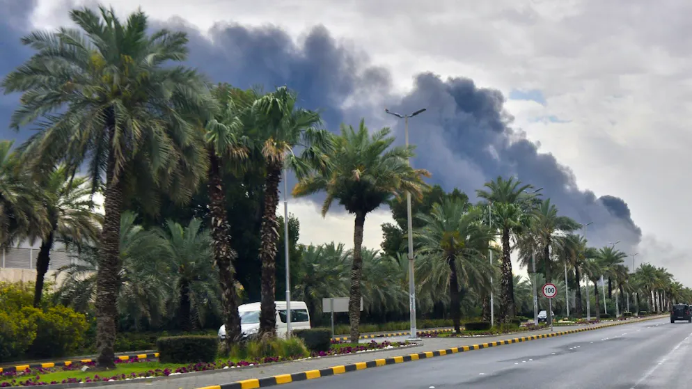 Rauch über dem Flughafen in Kuwait-Stadt nach einem Drohnenangriff auf ein Tanklager. (25. März 2026)