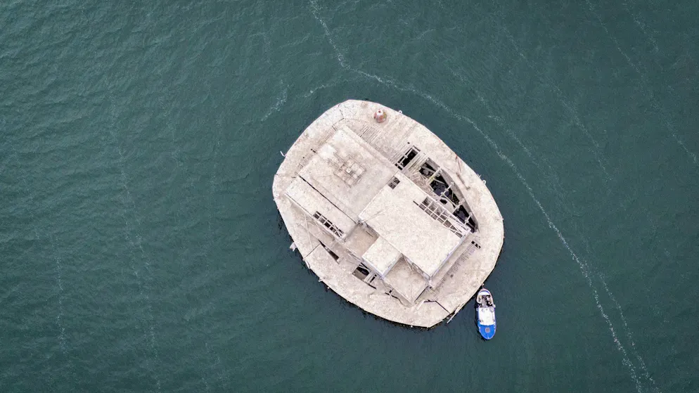 Mit Vogelkot und Rost: Mini-Insel vor Rügen wird versteigert – Gallery. Nach der Wende geriet die Insel nach und nach in Verfall.