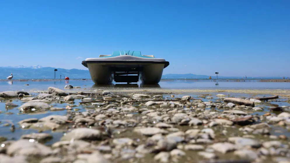 Sulle rive del lago le barche sono arenate.