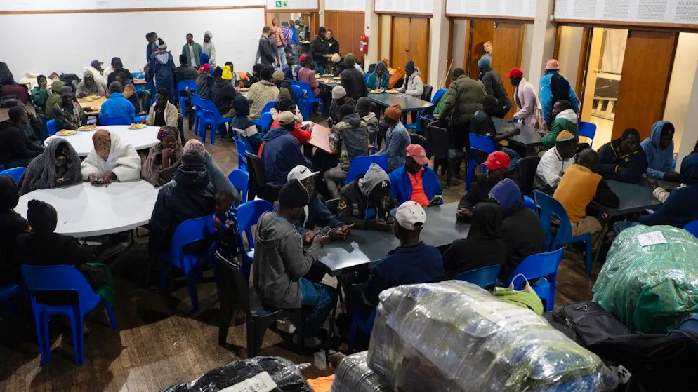 Chassés de chez eux, les ressortissants étrangers se sont réfugiés dans des salles communales sur la côte sud du pays.