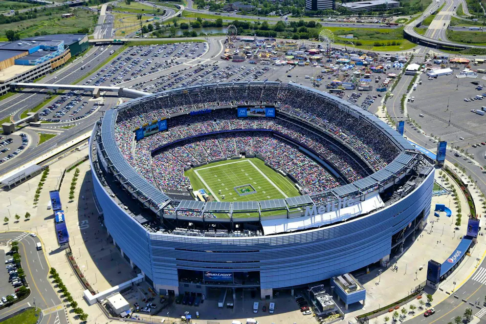 The MetLife Stadium in East Rutherford (82,500 seats)