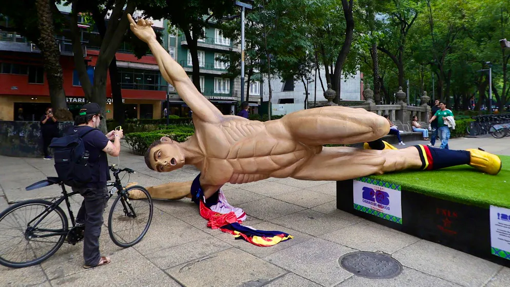 Des statues de cinq mètres de haut représentant des footballeurs ont été renversées à Mexico.