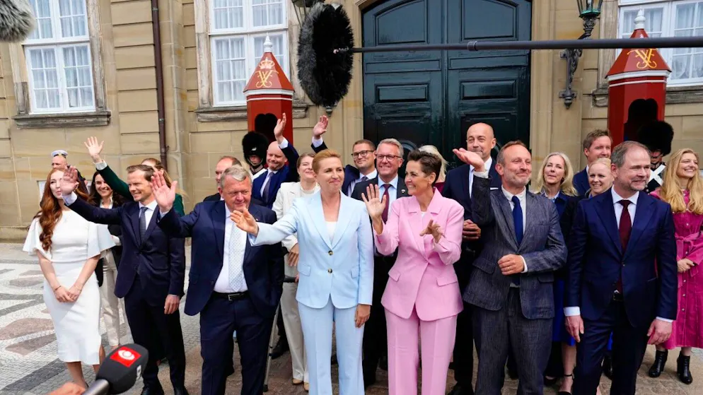 Le nouveau gouvernement de Mette Frederiksen (en bleu) compte 11 femmes pour un total de 21 ministres.
