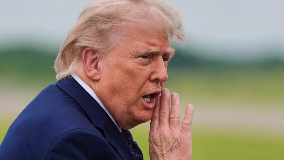 ARCHIV – US-Präsident Donald Trump geht von der Marine One zur der Air Force One auf dem Morristown Airport. Foto: Alex Brandon/AP/dpa