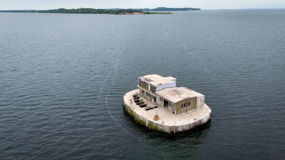 Mit Vogelkot und Rost: Mini-Insel vor Rügen wird versteigert – Gallery. Die künstliche Insel steht im Greifswalder Bodden, südöstlich der Insel Rügen.